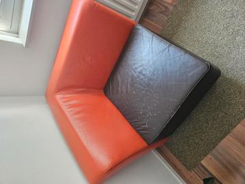 Lederen poef. beschikbaar voor biedingen