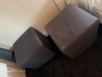 2 Poefjes met ev. kussens beschikbaar voor biedingen