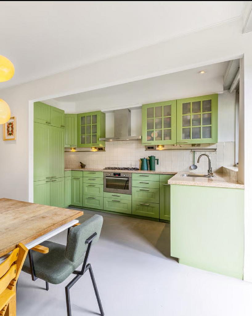 Groene keuken met stenen werkblad, Bosch apparatuur, Ophalen, Gebruikt, U-keuken, Graniet of Steen