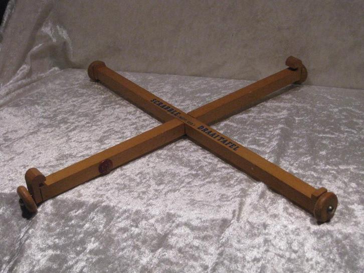 Scrabble SIO Draaitafel Kruis Met Wielen 70's, Antiek en Kunst, Antiek | Speelgoed, Ophalen