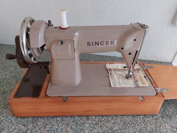 Vintage Singer Handnaaimachine met  Koffer. beschikbaar voor biedingen