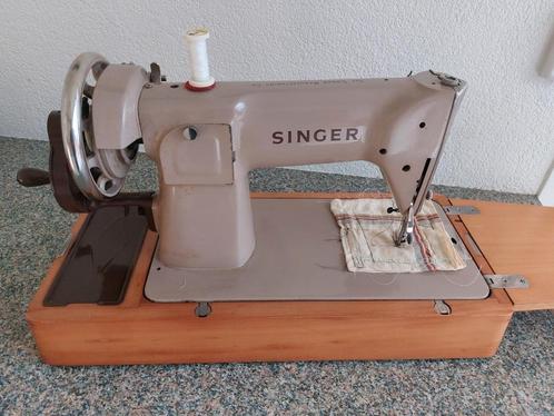 Vintage Singer Handnaaimachine met  Koffer., Antiek en Kunst, Antiek | Naaimachines, Ophalen