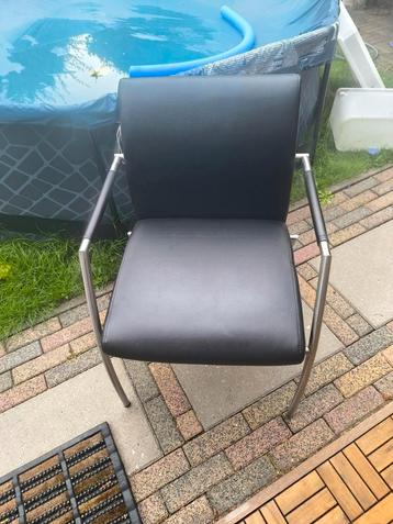 4 eetkamerstoelen met zwart kunstleer en metalen frame