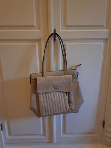 beige handtas beschikbaar voor biedingen