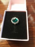 Klassieke zilveren damesring met een smaragd kleurige steen, Verzenden, Nieuw, Kleiner dan 17, Dame
