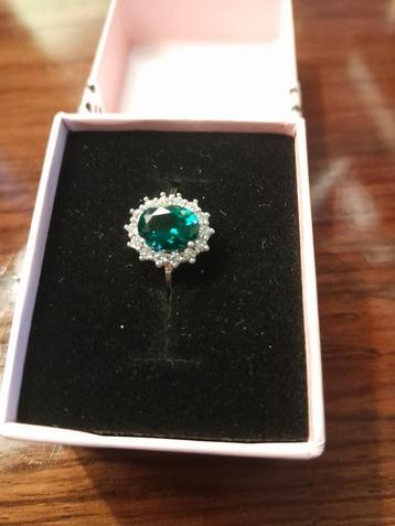 Klassieke zilveren damesring met een smaragd kleurige steen beschikbaar voor biedingen