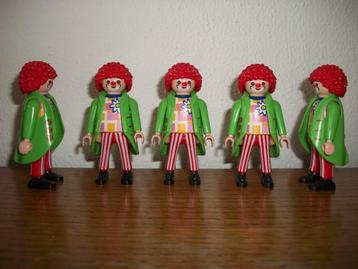 Leuke vrolijke clown en clown met lange benen beschikbaar voor biedingen