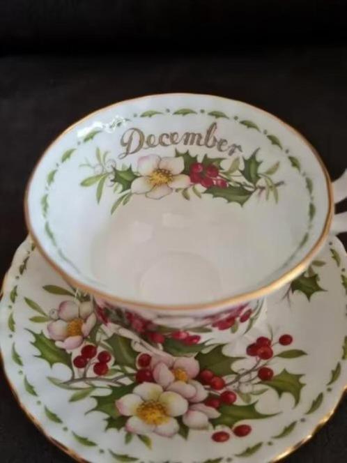 December - Royal Albert 'Flower of the Month' serie, Verzamelen, Porselein, Kristal en Bestek, Zo goed als nieuw, Kop en/of schotel