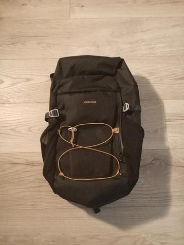 Gloednieuwe Quechua Rugzak - Zwart(met bruin) beschikbaar voor biedingen