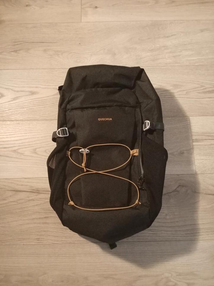 Gloednieuwe Quechua Rugzak - Zwart(met bruin), Sieraden, Tassen en Uiterlijk, Tassen | Rugtassen, Zo goed als nieuw, Overige merken
