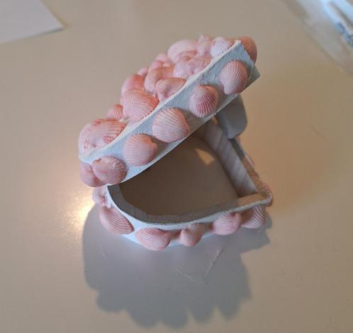 Te koop: kunst met schelpen: doosje met schelpen, Huis en Inrichting, Woonaccessoires | Schalen en Manden, Nieuw, Rond, Ophalen of Verzenden