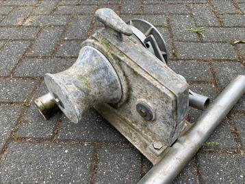 Oude ankerlier met kaapstander opknapper of voor onderdelen. beschikbaar voor biedingen