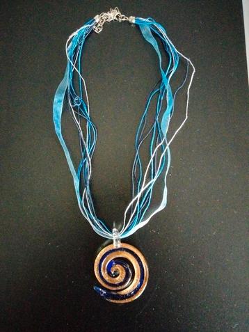 Mooie ketting met oneindigheidshanger beschikbaar voor biedingen