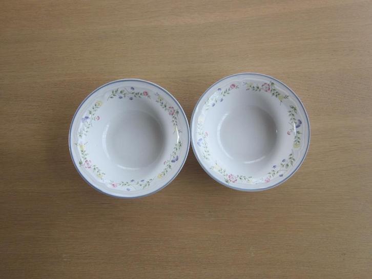 English Garden Floral design 2schaaltjes D17,5cm H5,5cm, Huis en Inrichting, Keuken | Servies, Zo goed als nieuw, Schaal of Schalen