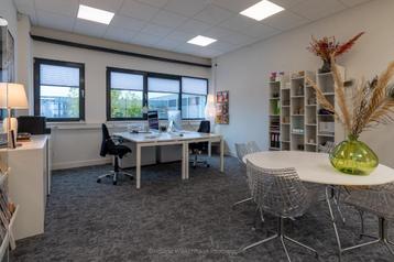GRATIS Twee witte bureaus en een dressoir voor kantoor