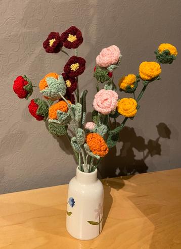 Gehaakte bloemen beschikbaar voor biedingen