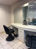 Kappersmeubel met spiegel, barber oliepompstoelen en wasbak