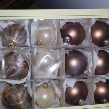 Dozen met kerst  ballen   nieuw  van  alles wat beschikbaar voor biedingen