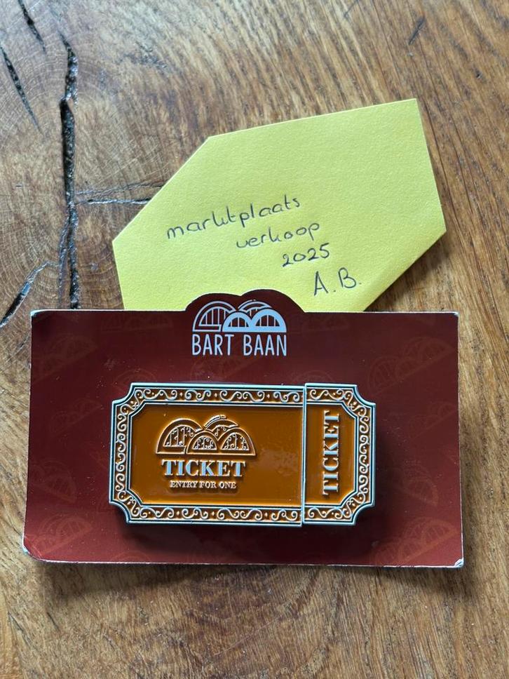 Bart Baan ticket pin, Verzamelen, Speldjes, Pins en Buttons, Ophalen of Verzenden