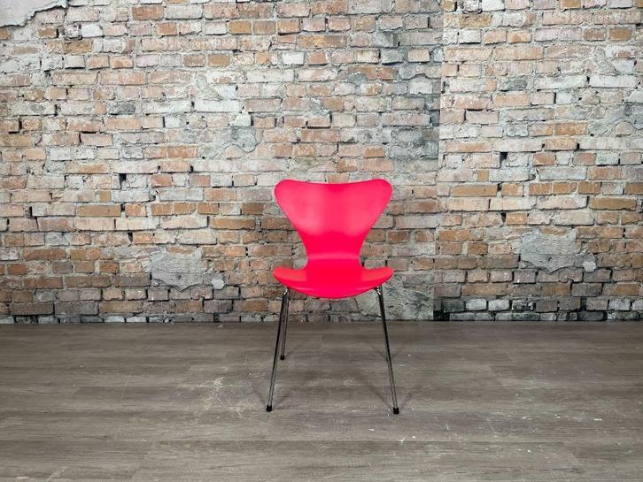 Fritz Hansen Vlinder roze bij TheReSales, Huis en Inrichting, Stoelen, Zo goed als nieuw, Eén, Hout, Metaal, Overige kleuren, Ophalen of Verzenden