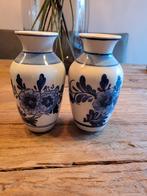 Twee Delfts blauwe vaasjes, Blauw, Aardewerk of Porselein, Ophalen of Verzenden, Zo goed als nieuw