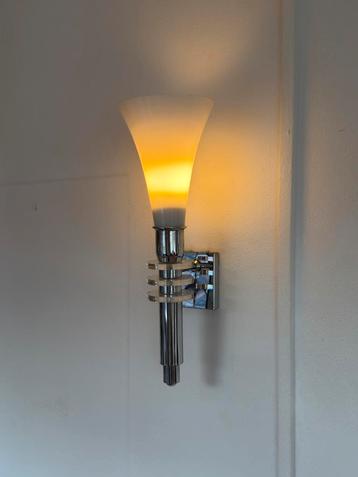Mooie Wandlamp met Glazen Kap beschikbaar voor biedingen