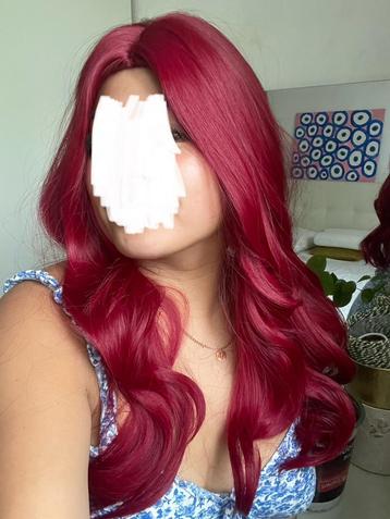 Nieuwe rode pruik met zachte golfjes beschikbaar voor biedingen