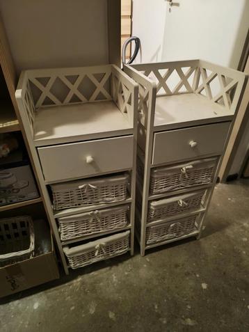 Twee leuke witte nachtkastjes of badkamerkastjes met mandjes beschikbaar voor biedingen