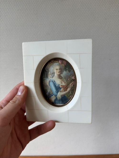 Vintage Miniatuur Portret in Kunststof Lijst, Been, Antiek en Kunst, Curiosa en Brocante, Ophalen of Verzenden