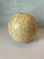 Decoratieve bol bedekt met schelpen, Huis en Inrichting, Woonaccessoires | Overige, Ophalen of Verzenden, Zo goed als nieuw