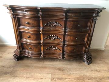 Oud / antiek dressoir beschikbaar voor biedingen