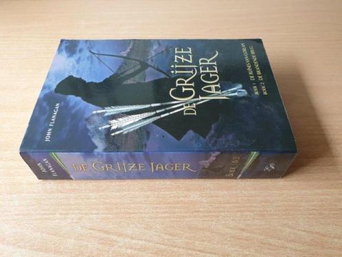 John Flanagan - De Ruines van Gorlan & De Brandende Brug, Boeken, Fantasy, Gelezen, Ophalen of Verzenden