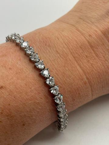 A268 Prachtige zilveren armbamd hartvormige heldere stenen beschikbaar voor biedingen