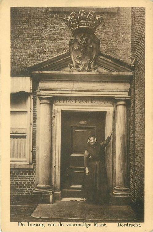 (379-217-001) Dordrecht Ingang voormalige Munt, Verzamelen, Ansichtkaarten | Nederland, Zuid-Holland, Verzenden