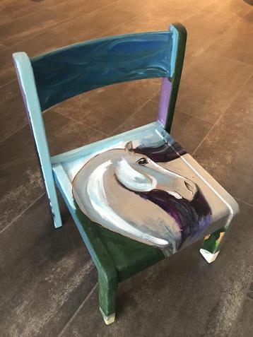 Kunstzinnig kinderstoeltje beschikbaar voor biedingen