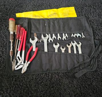 Gereedschapset met Sleutels en Schroevendraaiers beschikbaar voor biedingen