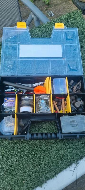 Box met veel karpermateriaal (2) beschikbaar voor biedingen