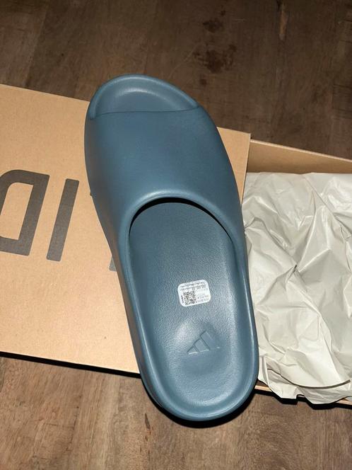 Yeezy Side slate marine maat 46, Kleding | Heren, Schoenen, Ophalen of Verzenden