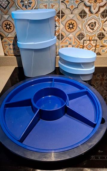 Serveerschaal en 4 bewaardozen Tupperware  beschikbaar voor biedingen