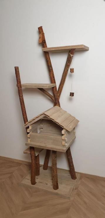 Mooie handgemaakte houten krabpaal te koop beschikbaar voor biedingen