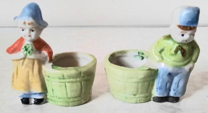 2 Kleine porseleinen beeldjes boertje en boerinetje, Antiek en Kunst, Kunst | Beelden en Houtsnijwerken, Ophalen of Verzenden