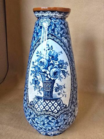 Oud vaasje uit de eerste serie Flamand van Villeroy en Boch beschikbaar voor biedingen