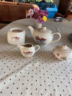 Theepot met theelicht,suiker en melkkan van Jet, Huis en Inrichting, Keuken | Servies, Overige typen, Ophalen of Verzenden, Zo goed als nieuw