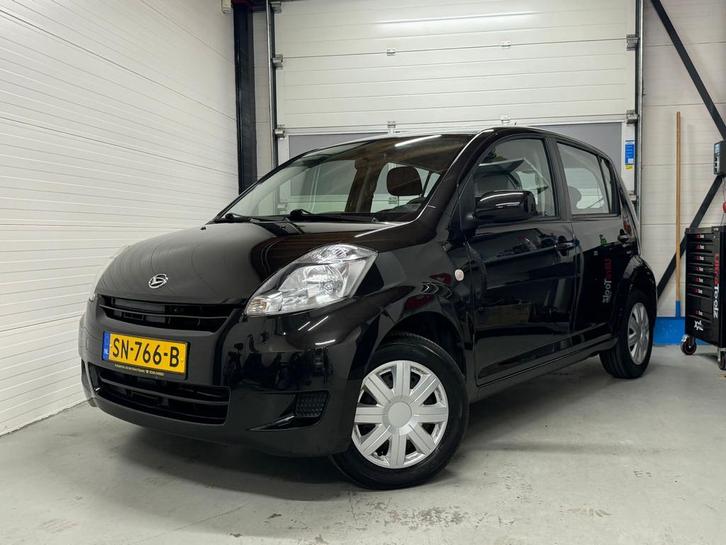 Daihatsu 2010 Zwart |RIJKLAAR | 94.516KM |GROTE BEURT GEHAD, Auto's, Daihatsu, Particulier, Sirion, ABS, Airbags, Airconditioning
