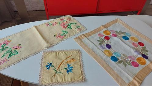 Drie Franse vintage hand geborduurde tafel linnen, Hobby en Vrije tijd, Borduren en Borduurmachines, Onderdeel of Toebehoren, Ophalen of Verzenden