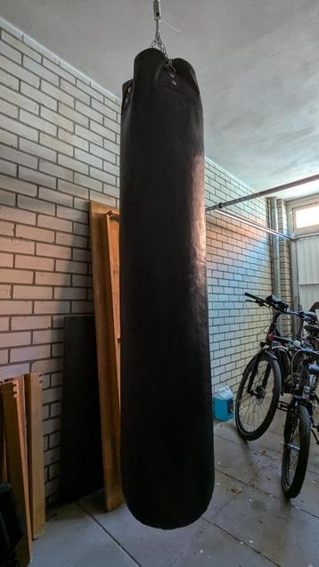 Bokszak zwart leer inclusief ophangsysteem beschikbaar voor biedingen