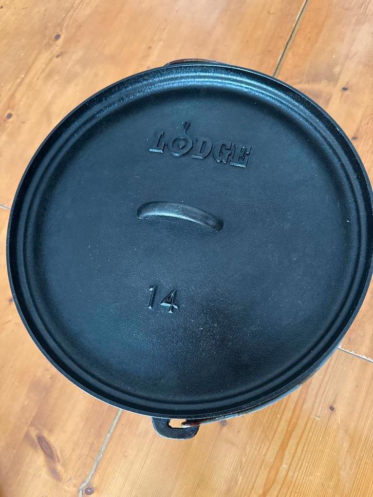 Lodge Camp Dutch Oven #14 - Gietijzer 10L, Huis en Inrichting, Keuken | Potten en Pannen, Gebruikt, Koekenpan of Braadpan, Gietijzer