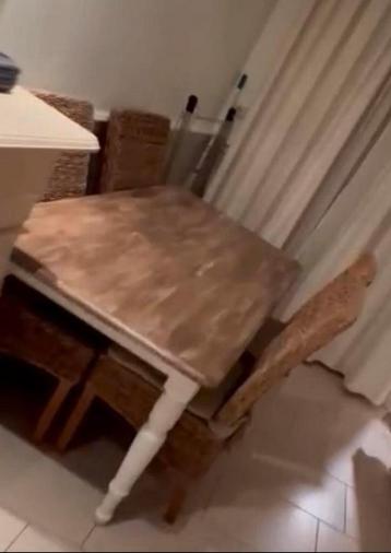 Landelijke eettafel beschikbaar voor biedingen