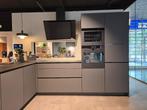 Kvik showroom keuken met AEG apparatuur., Ophalen, Zwart, Hoekkeuken, Zo goed als nieuw