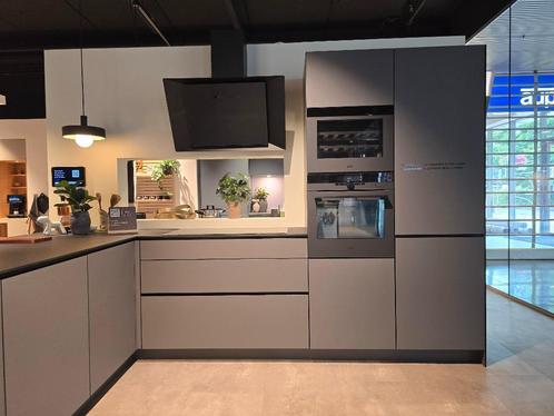 Kvik showroom keuken met AEG apparatuur., Huis en Inrichting, Keuken | Complete keukens, Zo goed als nieuw, Hoekkeuken, Zwart